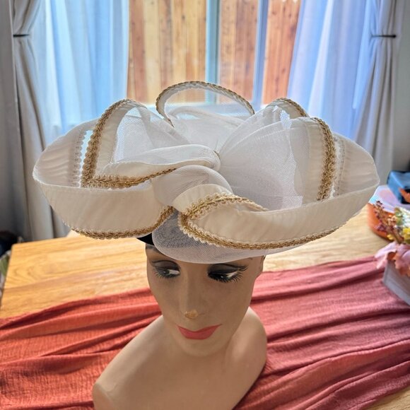 Vintage White Gold Trim Derby Fascinator Statement Church Hat - Picture 3 of 5